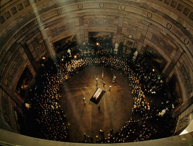 18. Гроб с телом Джона Кеннеди под куполом Капитолия. Ноябрь 1963 national geographic, история, природа, фотография