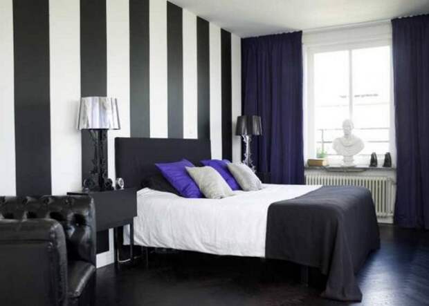 Черно-белые полосатые обои в интерьере спальни