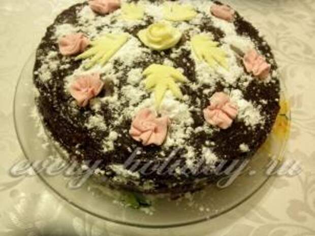 уложить мастичные украшения