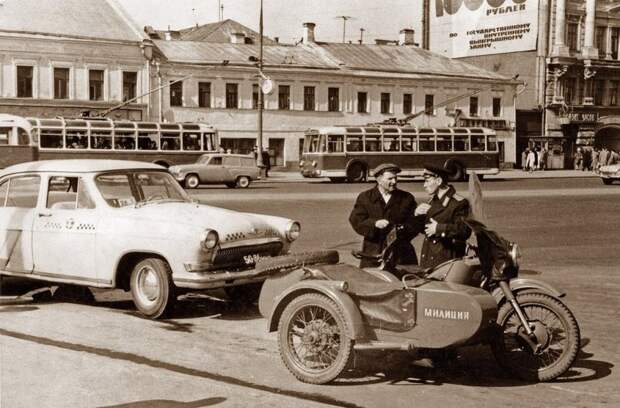 Фото кон. 1960-х гг. На Ленинском проспекте москва, московское такси, ретро фото, такси