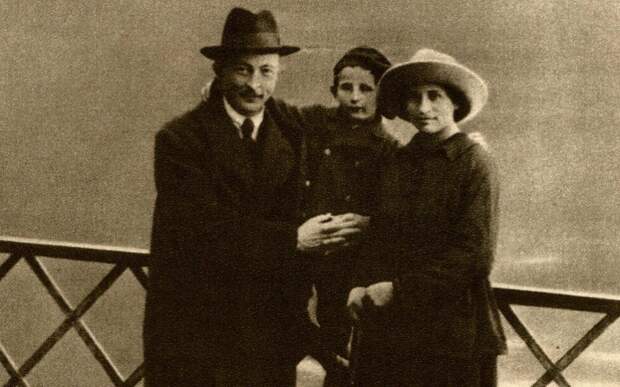 Феликс Эдмундович Дзержинский с женой Софьей и сыном Яном. 