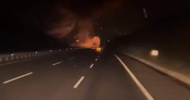 Военный истребитель F-16 рухнул на автотрассу