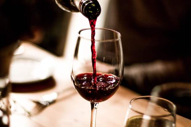 Вино в РФ стремительно дорожает: оценка роста цен и того, что мы пьем на самом деле