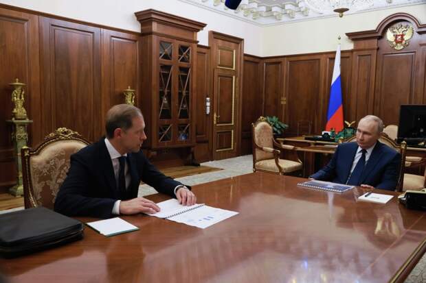 Мантуров рассказал Путину о росте ОПК и обрабатывающей промышленности