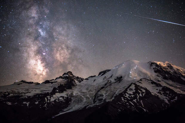 Метеор и галактика Млечный путь над вершиной горы Ренье (4 392 метра) в Вашингтоне, США