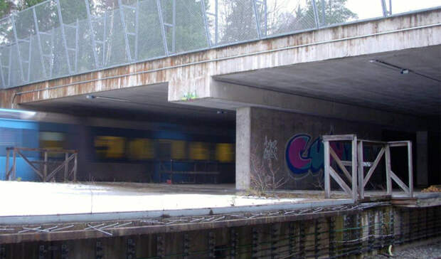 Камлинге Стокгольм, Швеция В 1970-х годах, Стокгольм начал экспансию на окружающие пригороды. Местность Kymlinge было решено присоединить к мегаполису, архитекторы уже распланировали новую ветку метро и даже начали постройку первой станции. Но планы так и остались планами: сейчас недостроенная станция находится посреди неразвитого района, где большая часть территории вообще относится к государственному заповеднику.