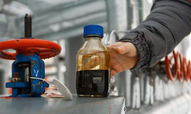 Отбор пробы товарной нефти. Фото: 