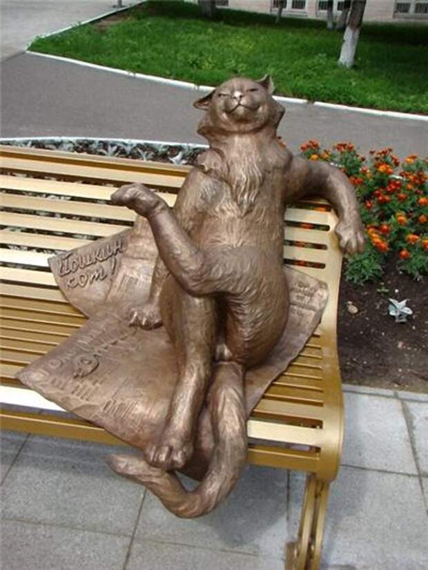 Скульптура Йошкин-кот, главный корпус Марийского государственного университета, Йошкар-Ола, республика Марий Эл, Россия.