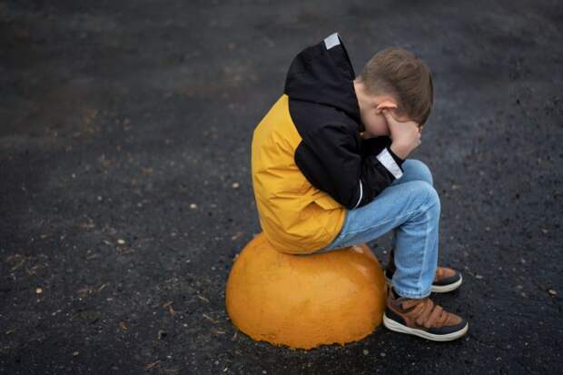 История с пострадавшим ребенком, которого поставили на колени, попала в поле зрения ведомств