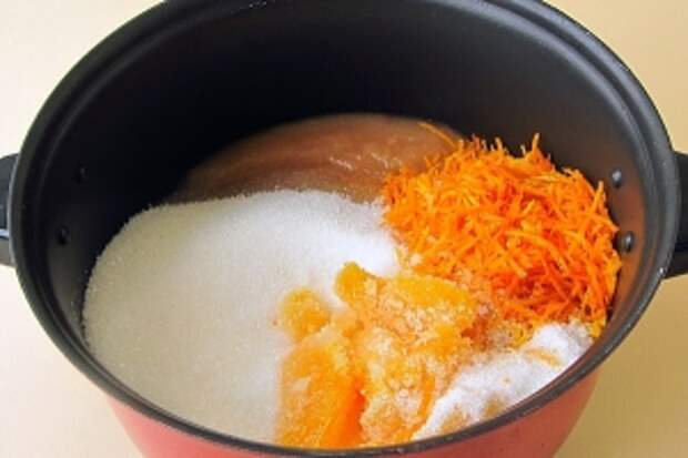 В горячее пюре положить сахар, цедру и очищенные дольки апельсинов. 