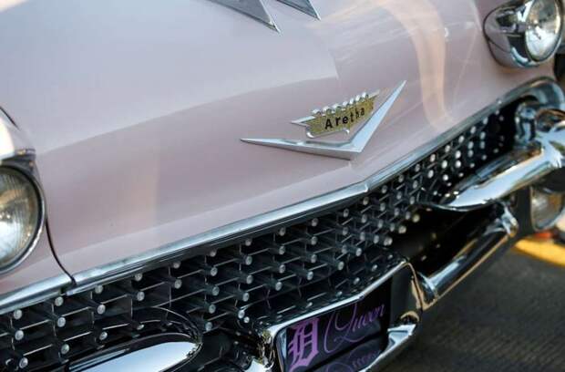 Сотни розовых Кадиллаков проводили в последний путь певицу Арету Франклин Aretha Franklin, cadillac, авто, автомобили, звезды, знаменитость, певица, похороны