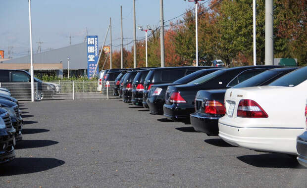 Перпендикулярная парковка – один из базовых манёвров, который можно выполнять по-разному.