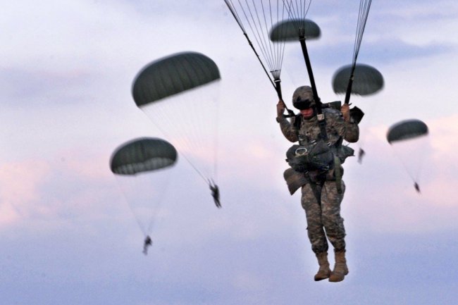 Американцы «бомбят» Германию броневиками Humvee