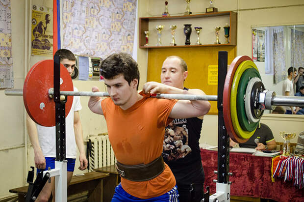Евгений занялся спортом в 16 лет.