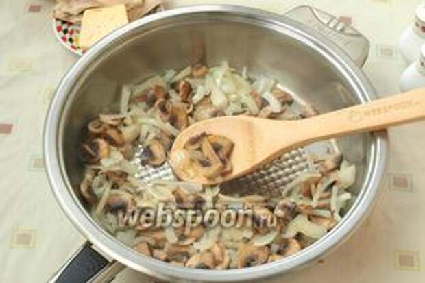 В сковороде разогреть подсолнечное масло и обжарить лук с грибами до прозрачности лука, посолить и поперчить по вкусу.