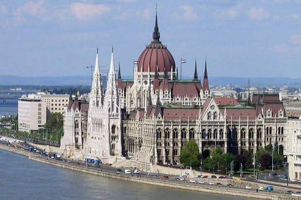 Венгрия разрешила въезд в страну привитым от ковида россиянам