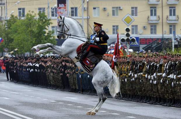 Чеченский министр внутренних дел Руслан Алханов поздравляет участников военного парада в Грозном