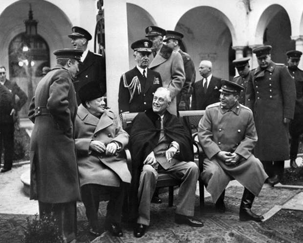 Премьер-министр Великобритании Уинстон Черчилль, президент США Франклин Рузвельт и маршал Советского Союза Иосиф Сталин во время Ялтинской конференции, 1945 год