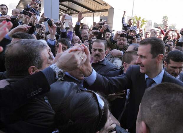 26 февраля 2012 г. на референдуме принята новая конституция Сирии, которая вступила в силу 28 февраля. На фото: Башар Асад со сторонниками после голосования 