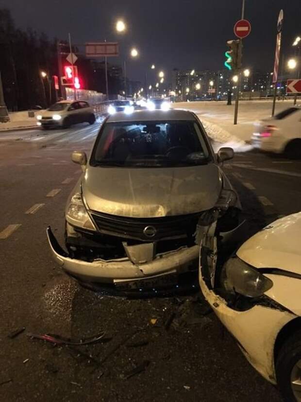 Женщина без страховки поторопилась с поворотом авария, авто, авто авария, видео, дтп, женщина за рулем, проскакун