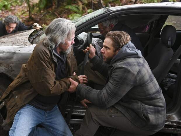 Jeff Fahey as Walter Leone and Max Thieriot as Bode Leone