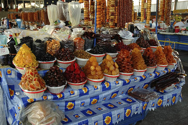Сушеные фрукты на рынке в Ереване, Армения