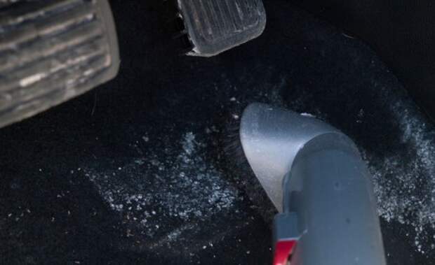 Как избавиться от соли в салоне автомобиля