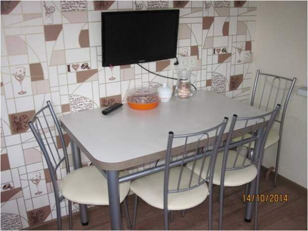 Угловая бежево-коричневая кухня 7 кв.м. с фартуком с апельсинами