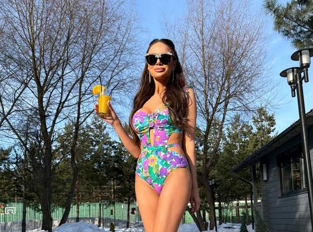 Актриса Яна Кошкина показала фигуру в купальнике