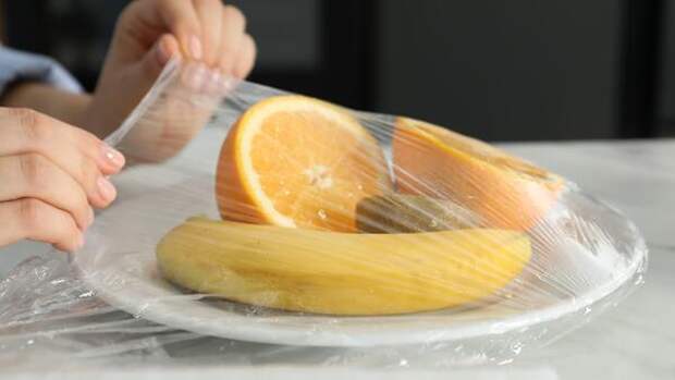Как пищевая пленка превращает полезную еду в яд: 4 фатальные ошибки