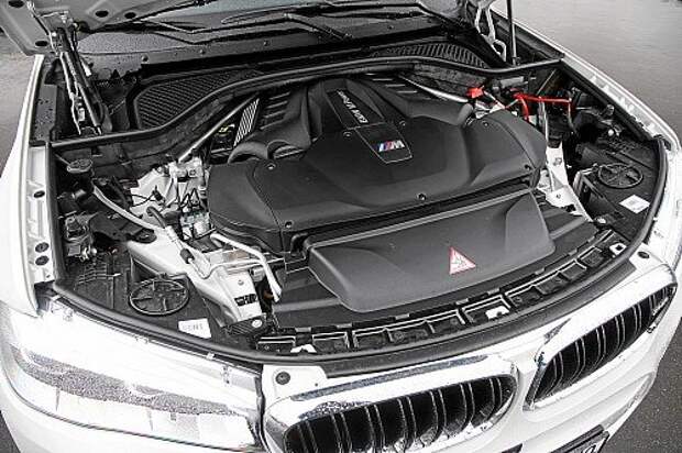 BMW X6 M оснащен V‑образной «восьмеркой» (575 л.с. и 750 Н·м) с двумя турбоком‑ прессорами в развале блока