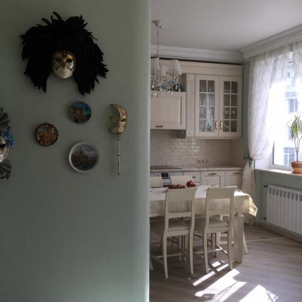 Кухня-гостиная, интерьер кухни фото, декоративная маска на стене
