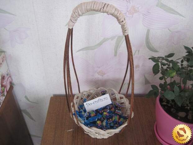Конфетница из газетных трубочек 18