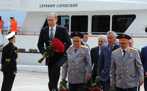 Возложение цветов к памятнику Петру Первому.