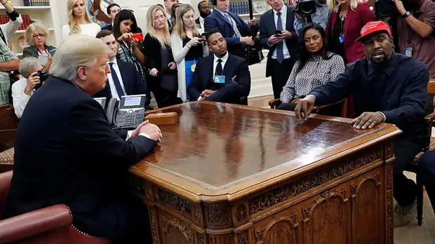 «Дежурный негр администрации»: почему американские СМИ раскритиковали Канье Уэста за встречу с Трампом