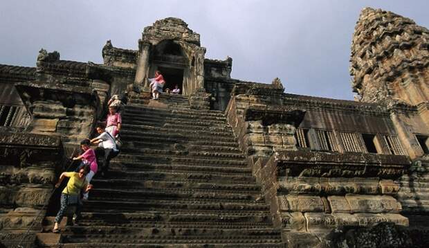 Буддисты всего мира стойко преодолевают столь крутую лестницу в храм Ангкор-Ват (Камбоджа).