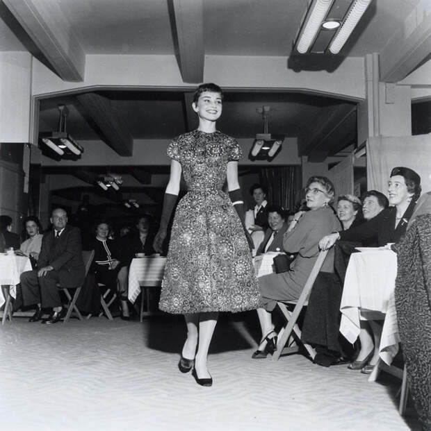 Одри показывает одежду на фешн-шоу в магазине Герзон в Амстердами. 2 ноября 1954г.