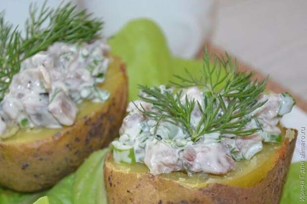 печеный картофель с селедочным соусом печеный картофель с селедочным соусом