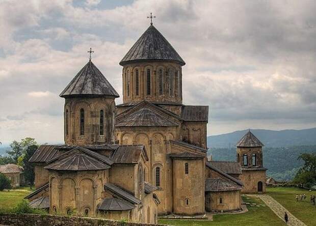 Монастырский комплекс в Гелати. На переднем плане - храм св. Георгия Победоносца, XIII в. По плану и форме церковь повторяет главный храм - Рождества Пресвятой Богородицы