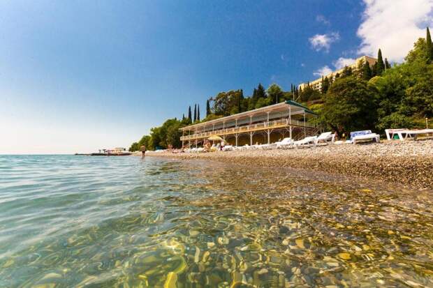 Пляж отеля (фото https://www.booking.com/hotel/xa/pansionat-baghripsh.ru.html)