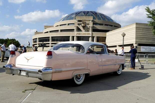 Сотни розовых Кадиллаков проводили в последний путь певицу Арету Франклин Aretha Franklin, cadillac, авто, автомобили, звезды, знаменитость, певица, похороны