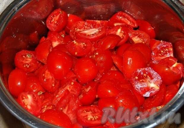 Нарезать помидоры небольшими кусочками и сложить в кастрюлю с толстым дном.
