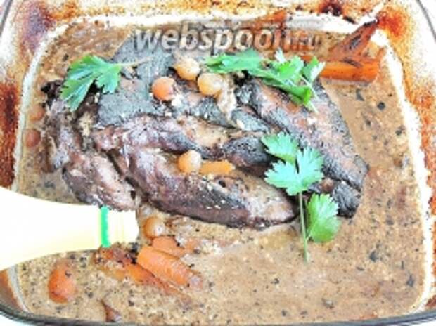 Вынимаем мясо из духовки, приправляем соус лимонным соком и выкладываем на говядину листики кориандра. Сервируем. Приятного аппетита!