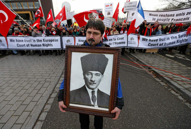 Демонстрация протеста турецких граждан перед Европейским судом по правам человека, Страсбург, январь 2015 года