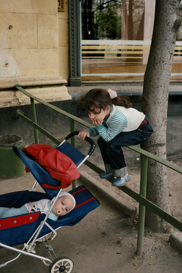 Старшая сестра заботится о младшем брате. СССР, Москва, 1989 год. Автор фотографии: Harry Gruyer.