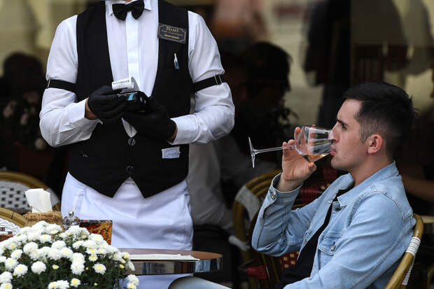 Точка Банк: россияне оставляют безналичные чаевые в 61% заказов в ресторанах