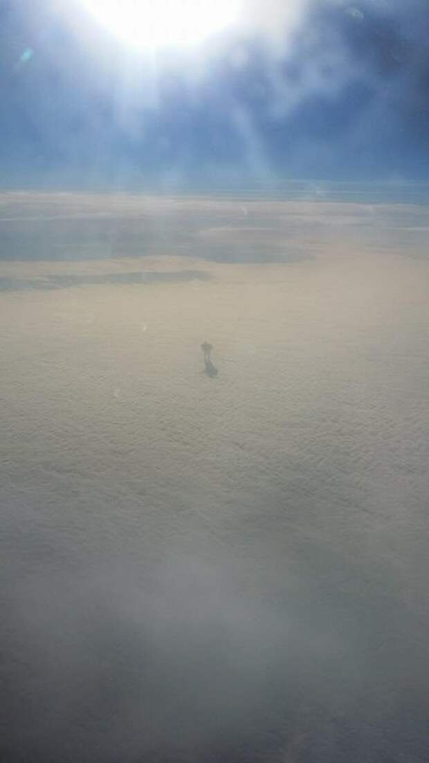 Пассажир самолета сфотографировал загадочное нечто, гуляющее по облакам история, прикол, самолет
