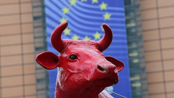 Фигура коровы, установленная протестующими фермерами у здания Еврокомиссии в Брюсселе. Архивное фото