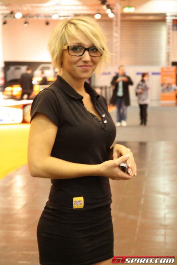 Девушки с автосалона Essen Motor Show (72 фото)