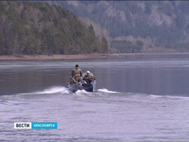 забрался в лодку. водолазы в лодке. нашли ли лодку. нашли ли лодку. лодка на 1 человека на таймыре.